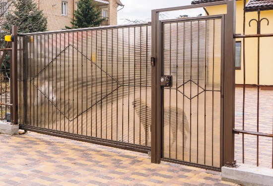 Купить ворота из профлиста с элементами ковки, с металлическими столбами в рамке или под дерево в Красном Сулине от 153120 руб